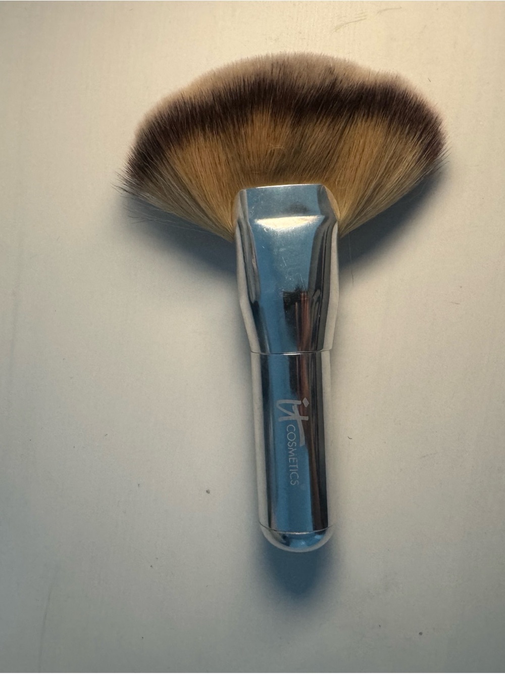 it cosmetics Fan Shaped Powder Brush - Silver Handle with Brown Ombre Bristles